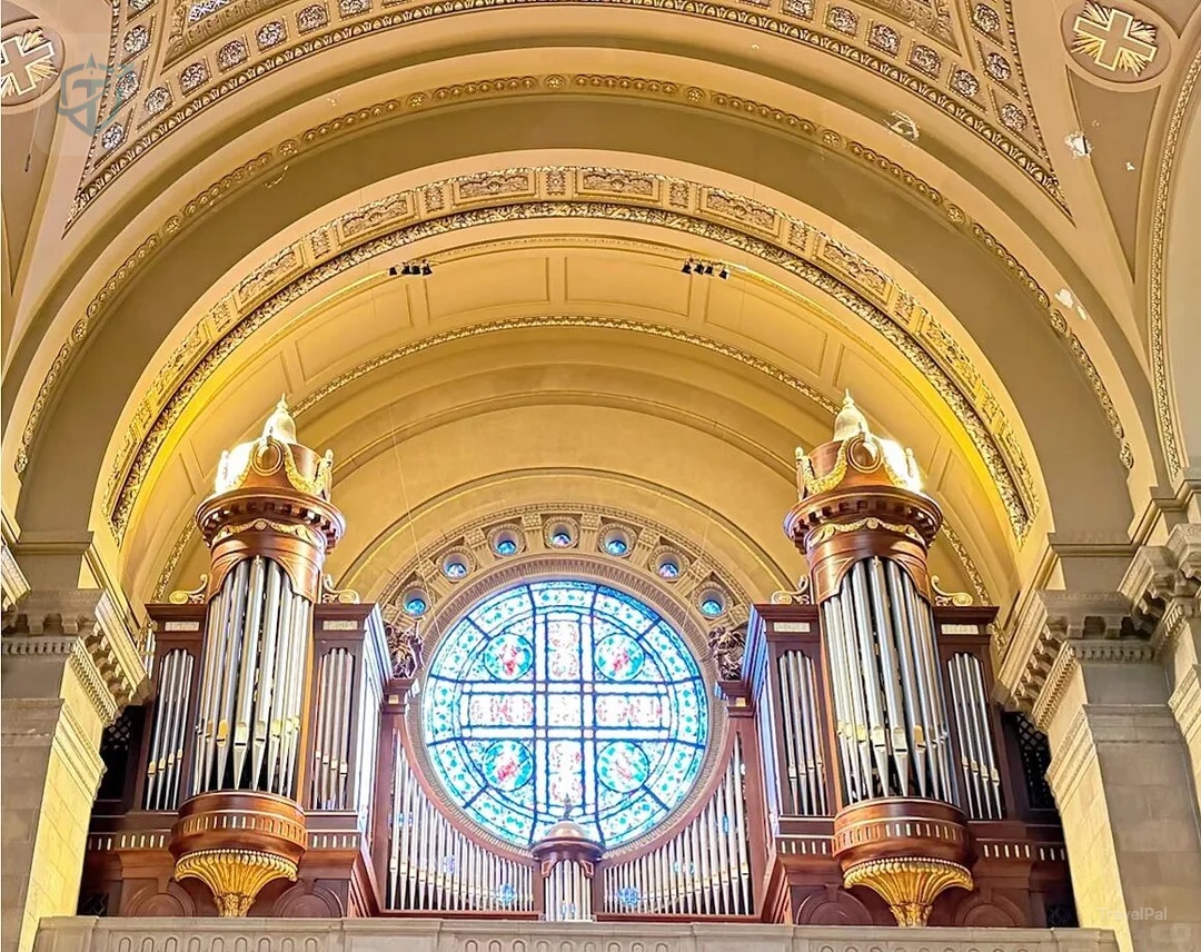 Resurrection rose window framed by two organ cases inside the Cathedral