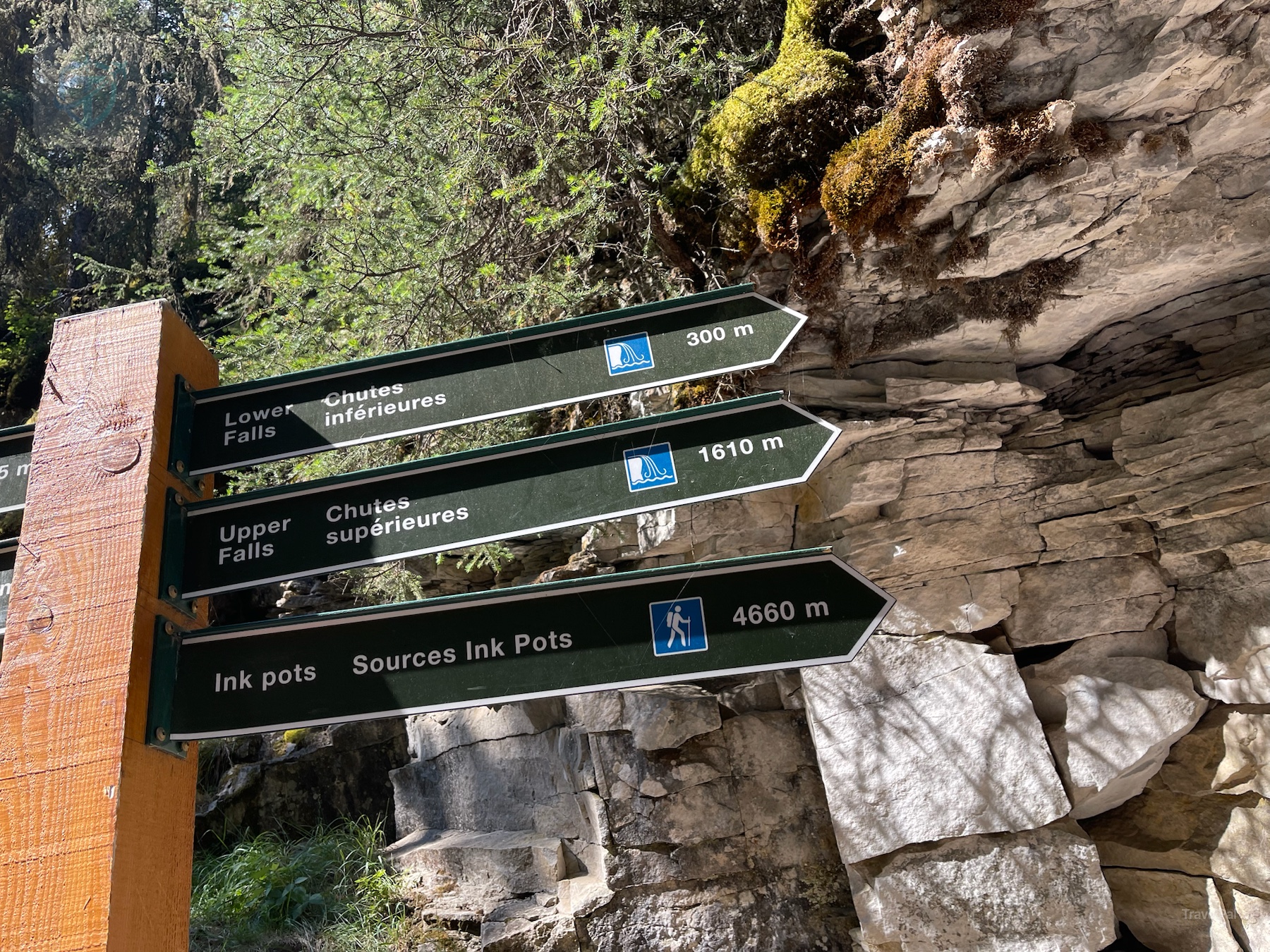 Directional sign pointing to Lower Falls, Upper Falls, and Ink Pots at Johnston Canyon